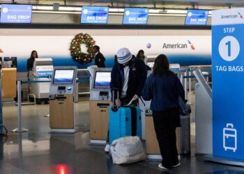 Holiday air travel snarled by thunderstorms