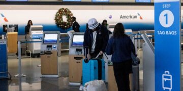 Holiday air travel snarled by thunderstorms