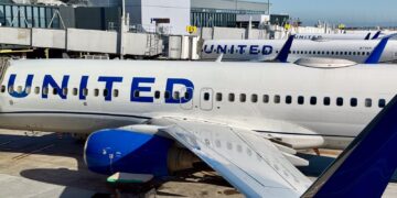 United cuts flights, but still sees strength for international vacations and premium seats