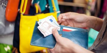 How much should I tip when I travel?