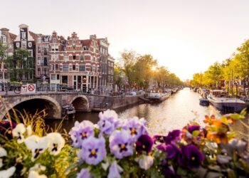 Fly to London, Paris and other European cities from 20,400 SkyMiles